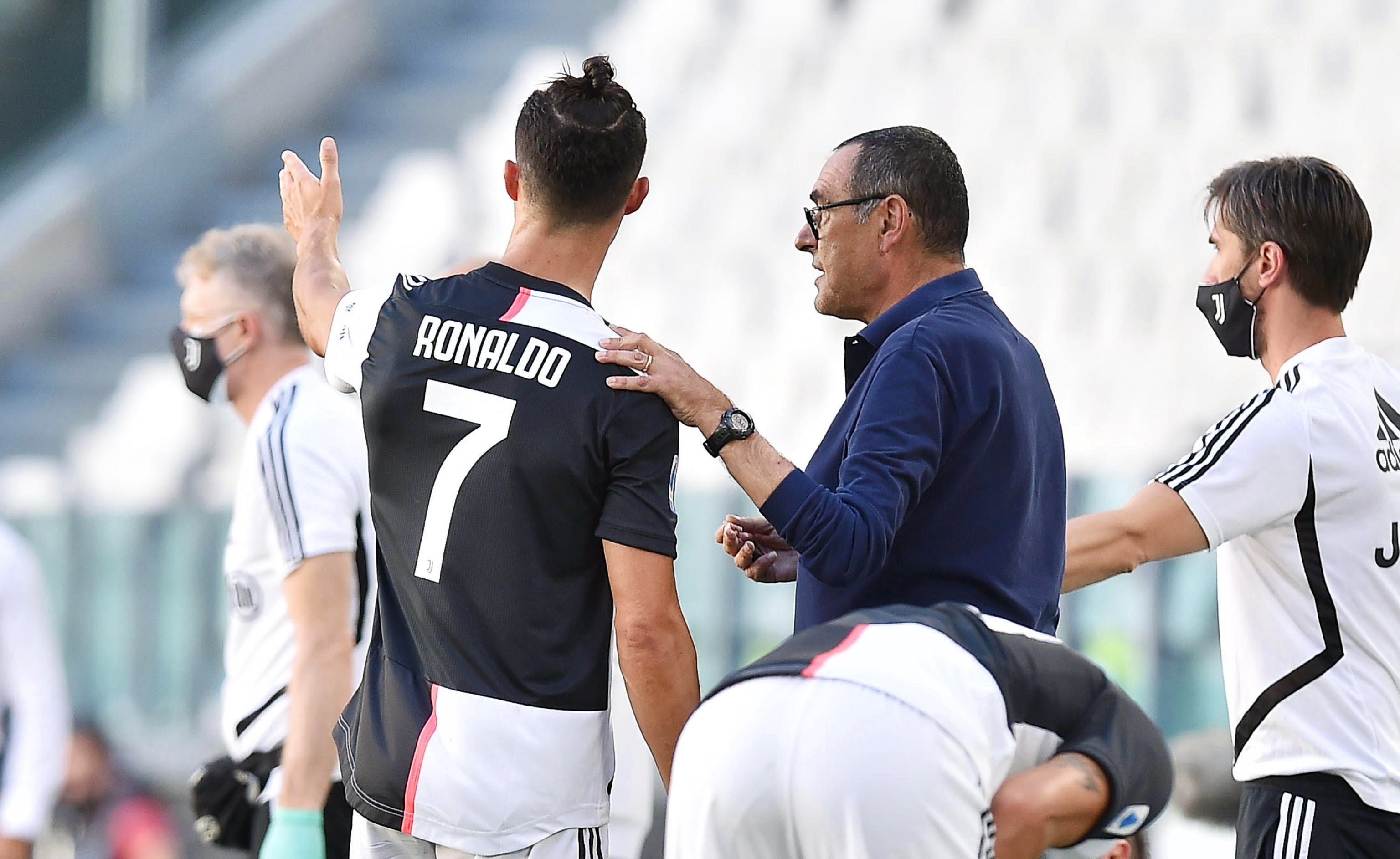 El polémico gesto de Cristiano Ronaldo a Sarri en pleno juego de la Juventus (Video)