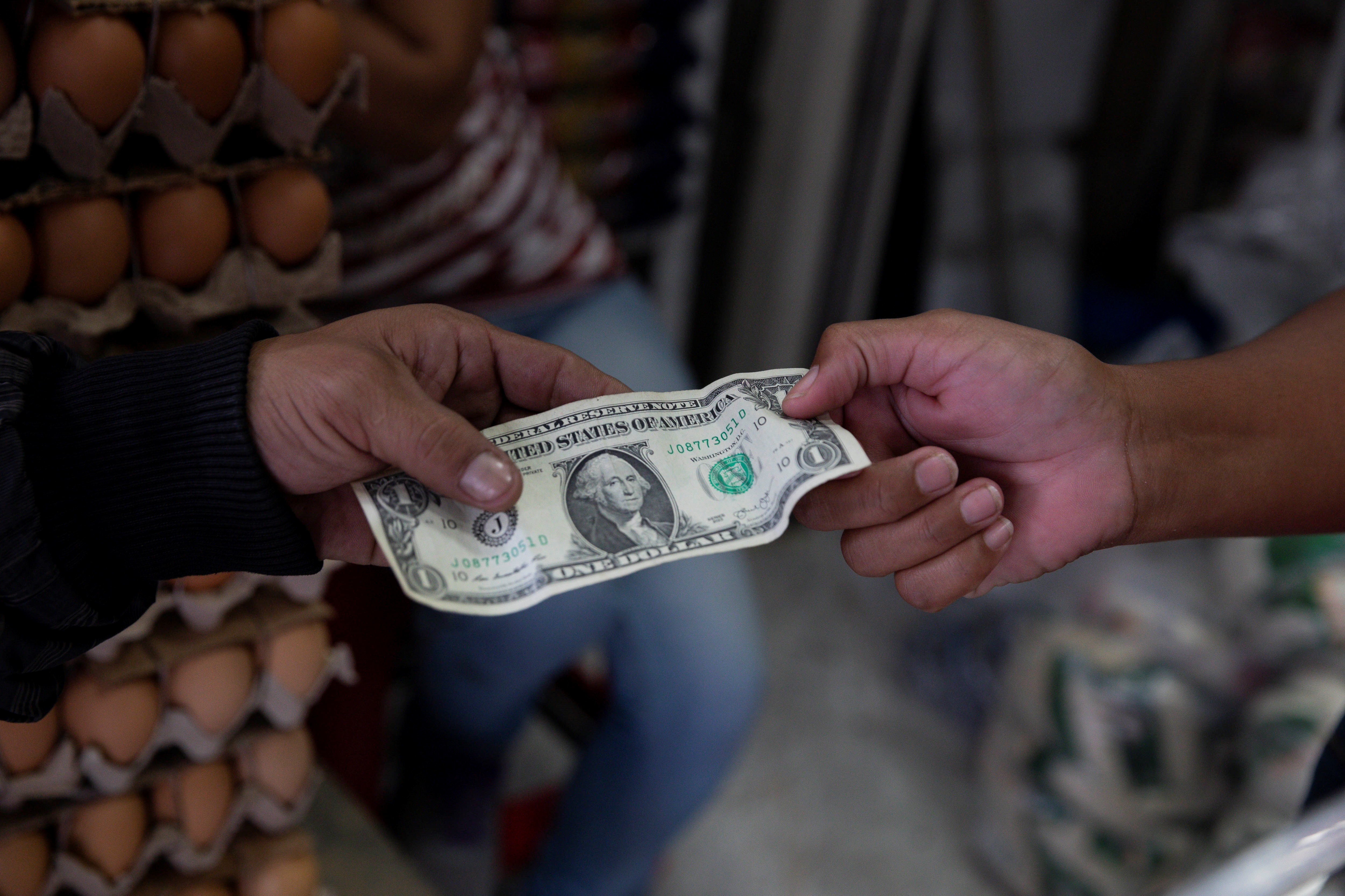 En Venezuela, al menos el 60% de los pagos en los comercios se hacen en dólares