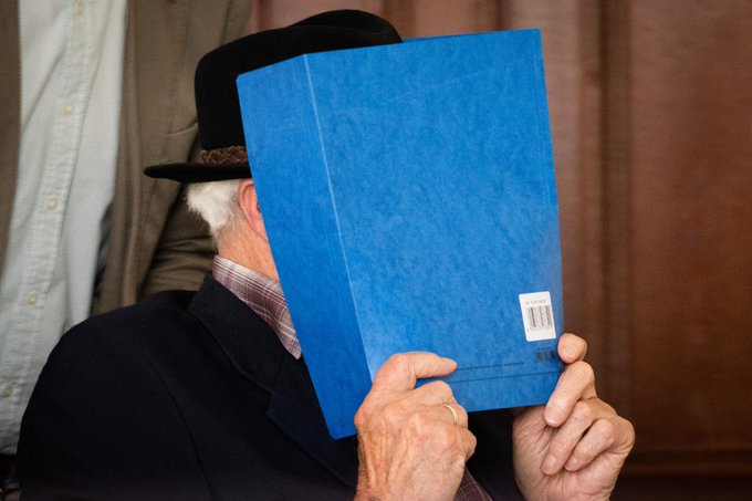 Ex guardia nazi de 93 años pide perdón a familiares de sus más de 5 mil víctimas mientras espera sentencia