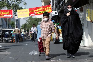 Rouhani advierte de 25 millones de infectados por virus mientras Irán reimpone las restricciones