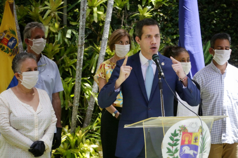 Juan Guaidó entregó insumos de protección a médicos y enfermeras (Video)