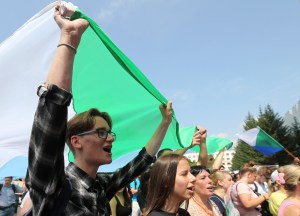 Marchan diez mil personas en el lejano oriente ruso en apoyo a un gobernador detenido
