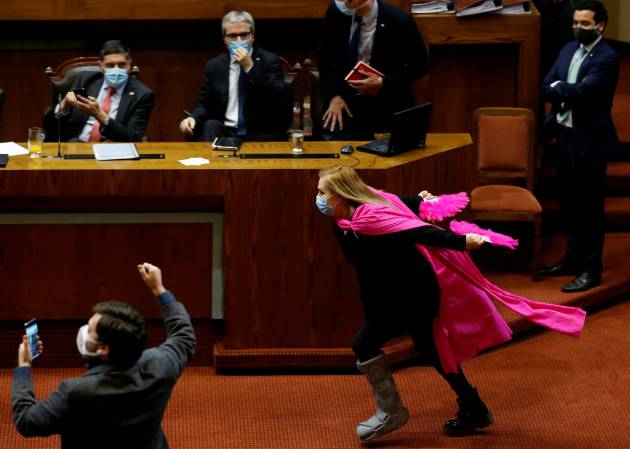 EN VIDEO: Con plumas y abanicos, diputada chilena se puso a correr como “Naruto” por la aprobación de una ley