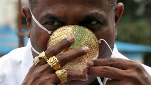 Una fortuna en el rostro: Hombre usa una mascarilla de oro en medio de la pandemia (Video)