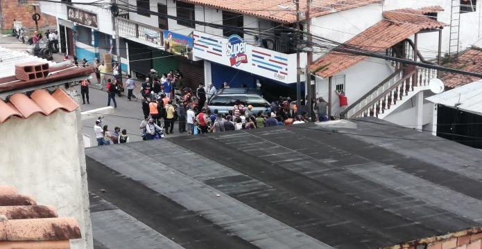 Una camioneta sin frenos se estrelló en una tienda en Táchira: Reportan un fallecido #31Jul (Fotos)