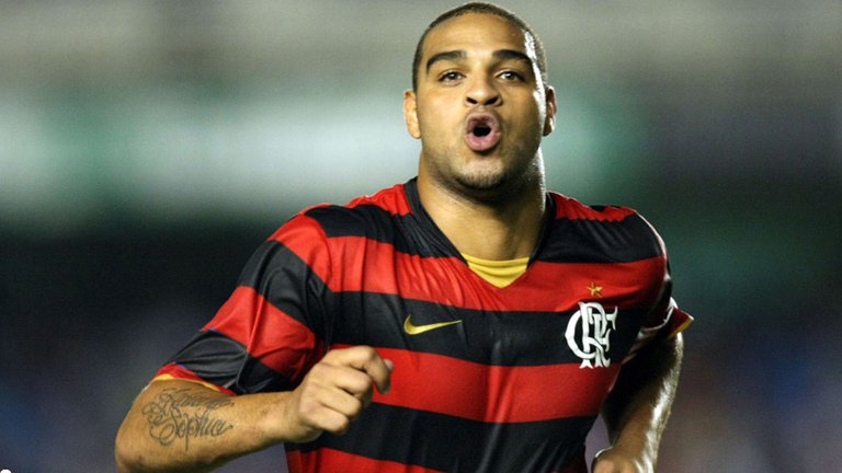 Captaron al ex futbolista Adriano borracho durante una “corona-party” en Río de Janeiro (Video)