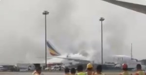 EN VIDEO: El momento en que un avión de carga se incendia en el aeropuerto de Shanghái