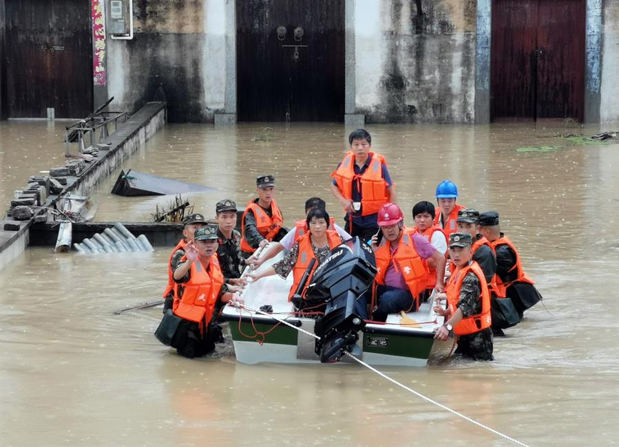 China registra al menos 120 muertes tras lluvias e inundaciones