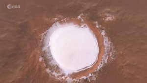 Así se ve el impresionante cráter de nieve de 82 kilómetros en Marte (Fotos y video)