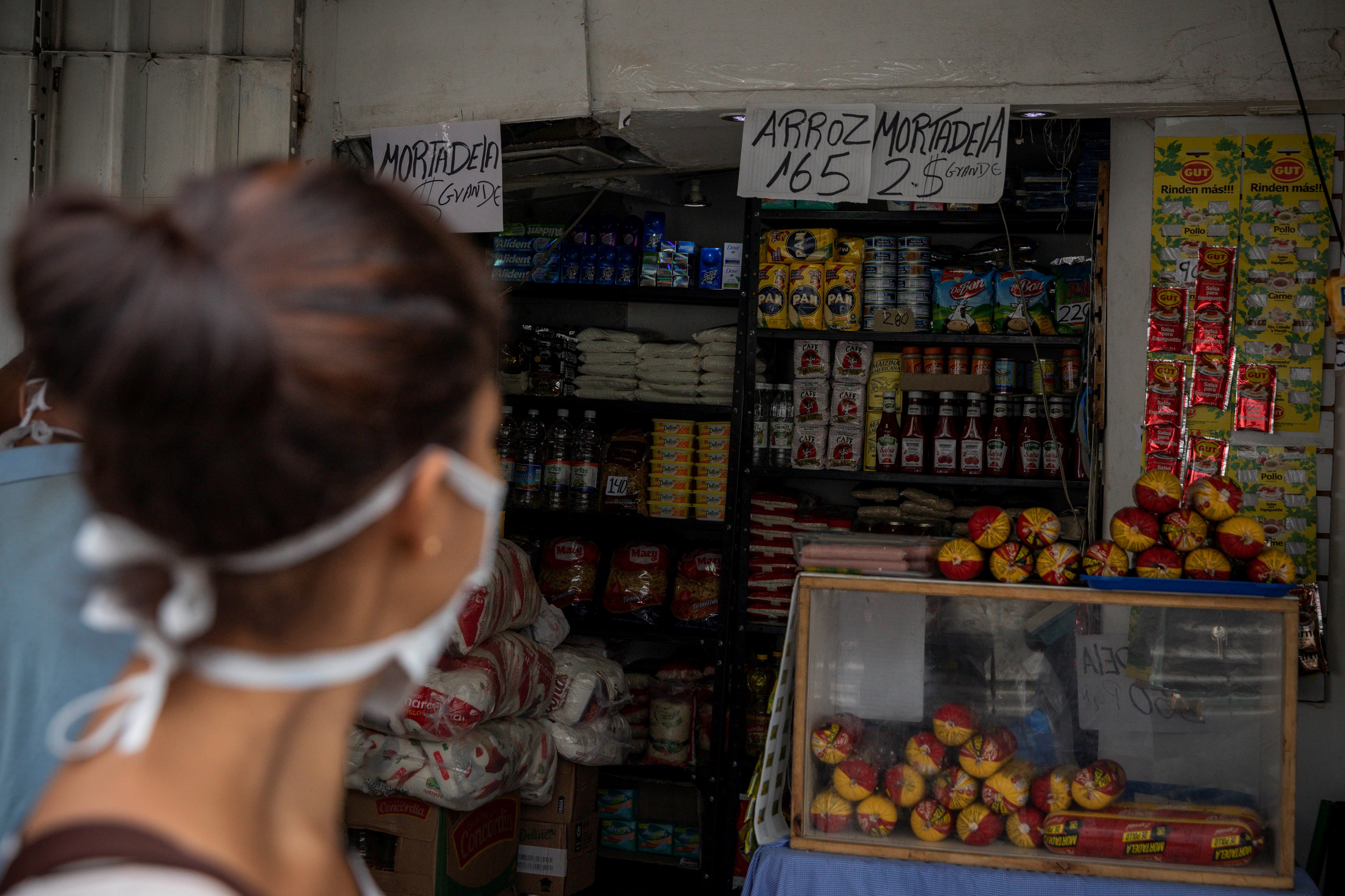 Súbito aumento del dólar disparó los precios de los productos de primera necesidad en Venezuela