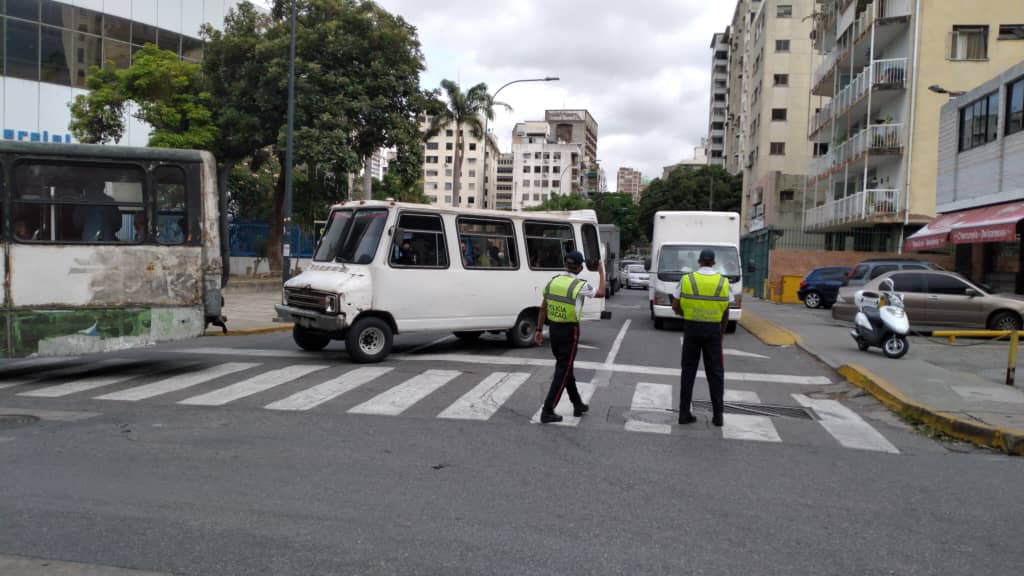 Caracas, abarrotada de puntos de control: Así comenzó la “cuarentena radical” impuesta por Maduro #6Jun (FOTOS)