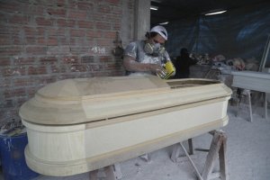 Antes payaso, ahora obrero de fábrica de ataúdes en Perú