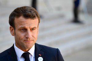 Macron demostró sus dotes futbolísticas… noqueando a un niño de un balonazo (VIDEO)