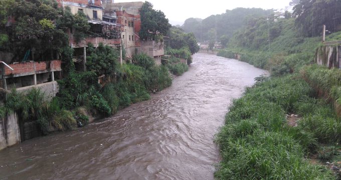 Autoridades recuperaron el cadáver de una mujer que fue arrastrada por el río Guaire