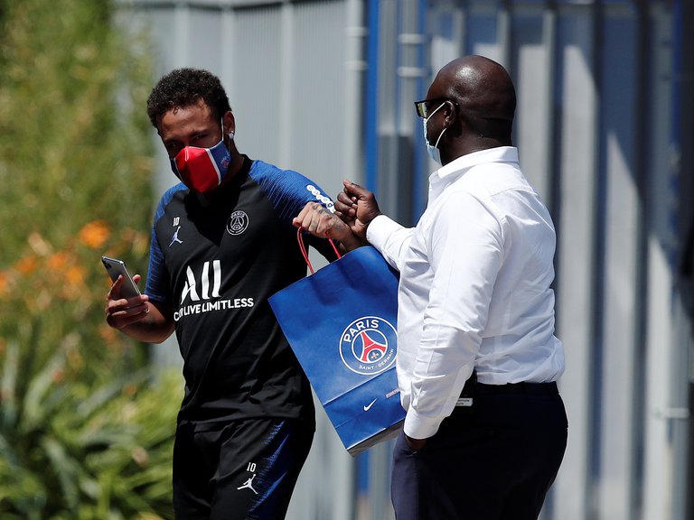 La liga francesa de fútbol comienza trastocada y bajo amenaza permanente por el coronavirus