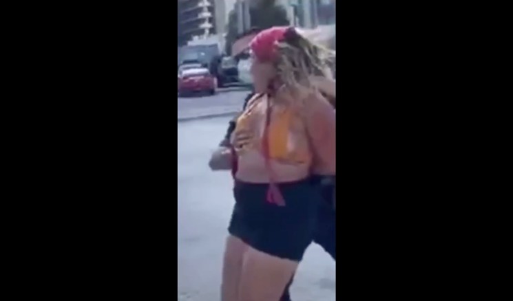 Un oficial de la policía le agarró un seno a una manifestante en Miami