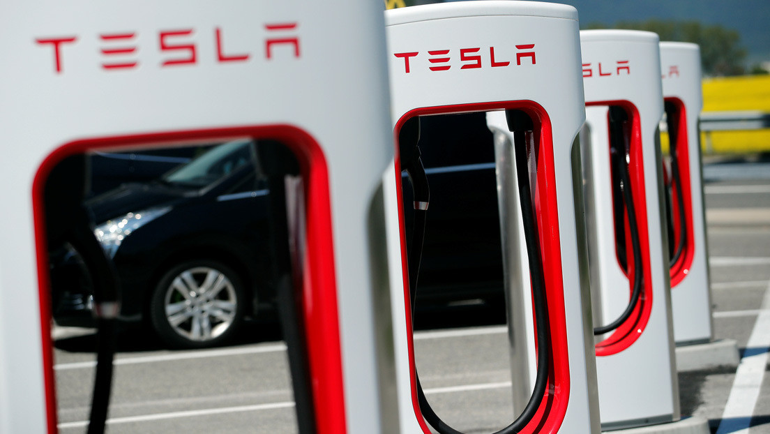 ¿Qué se sabe de las novedosas baterías de Tesla, con las que Elon Musk busca hacer más asequibles los autos eléctricos?