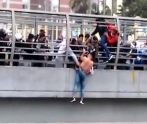 EN VIDEO: Momento en el que peatones evitaron que venezolano se lanzara de un puente en Perú