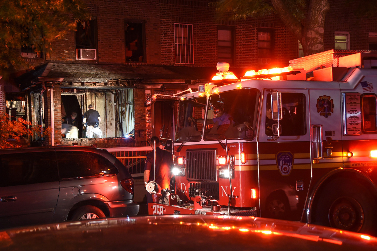 Voraz incendio en Queens dejó cuatro heridos, incluyendo a una niña (FOTOS)
