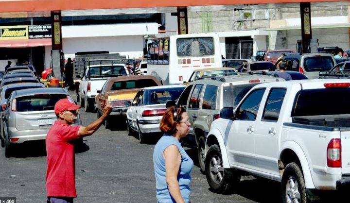 Vehículo del régimen intentó colearse y llevarse gasolina en Monagas pero los ciudadanos lo impidieron a la fuerza (VIDEO)