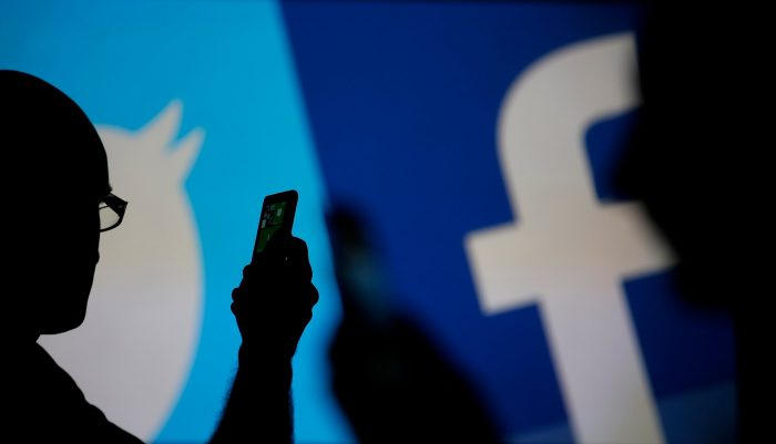 Facebook y Twitter refuerzan su lucha contra las fake news por las elecciones de noviembre en EEUU