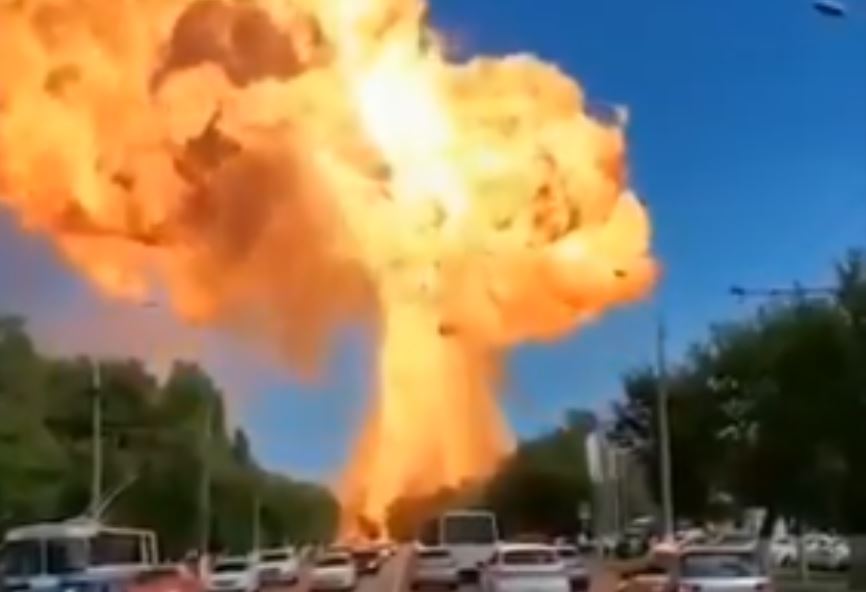 En VIDEOS: Así fue la fuerte explosión en una estación de servicio en Rusia