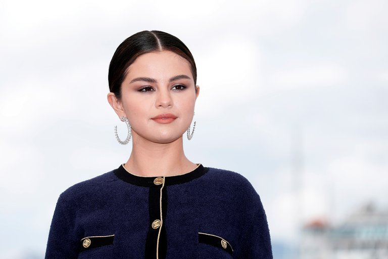 Selena Gomez presumió de lo que tiene en su refrigerador: Comida sana y chatarra para enfrentar la pandemia