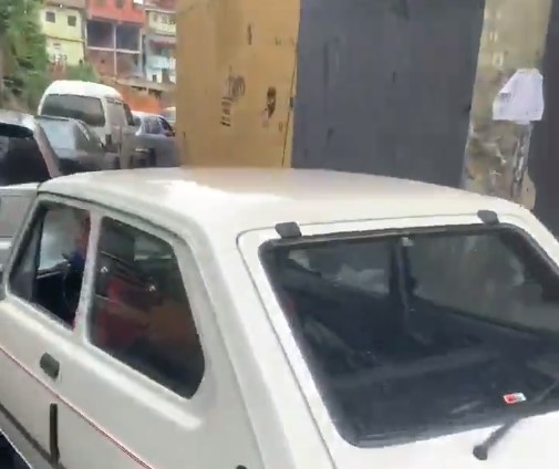 EN VIDEO: La interminable cola de carros que se formó para surtir gasolina en Petare #12Ago