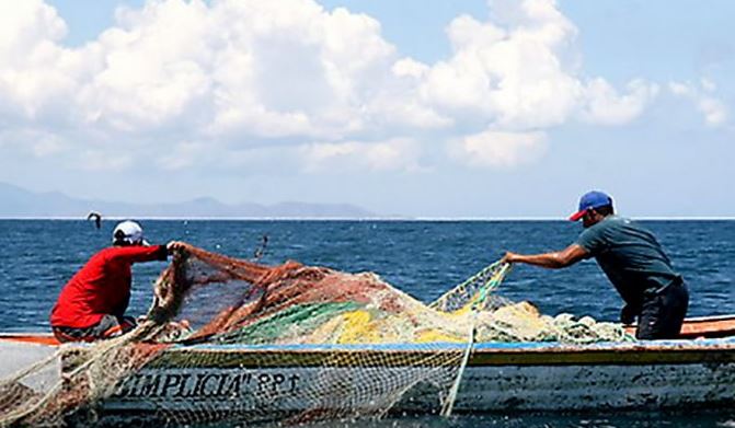 Pescadores quedaron a la deriva en el litoral marítimo de Lechería por falta de gasolina