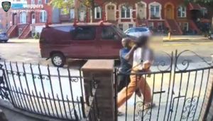 Persiguió a su víctima en Brooklyn para arrancarle una cadena de oro del cuello (VIDEO)