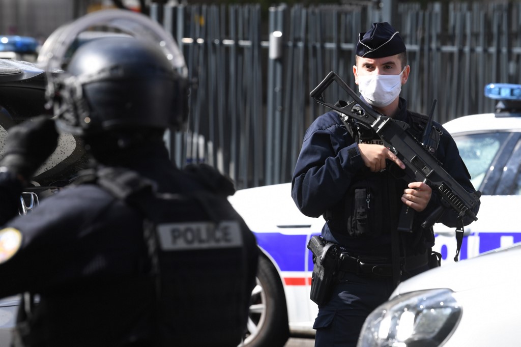 Hombre mata a cuchilladas a funcionaria de policía cerca de París y es abatido