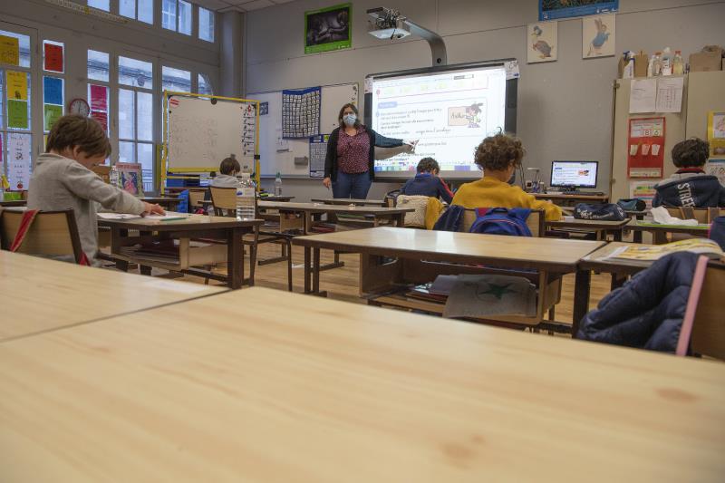 Francia tuvo que cerrar 22 escuelas por brotes de coronavirus tras el inicio del curso