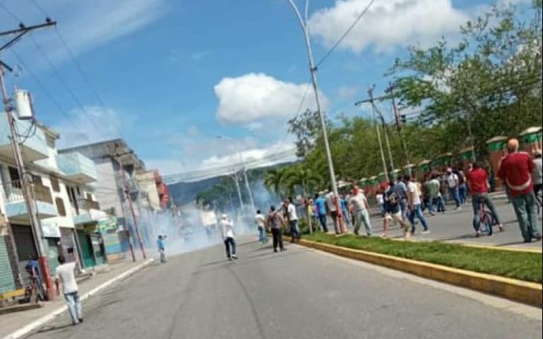 Esbirros del régimen reprimieron a habitantes de Sabana de Parra en protesta por falta de servicios (Fotos y videos)