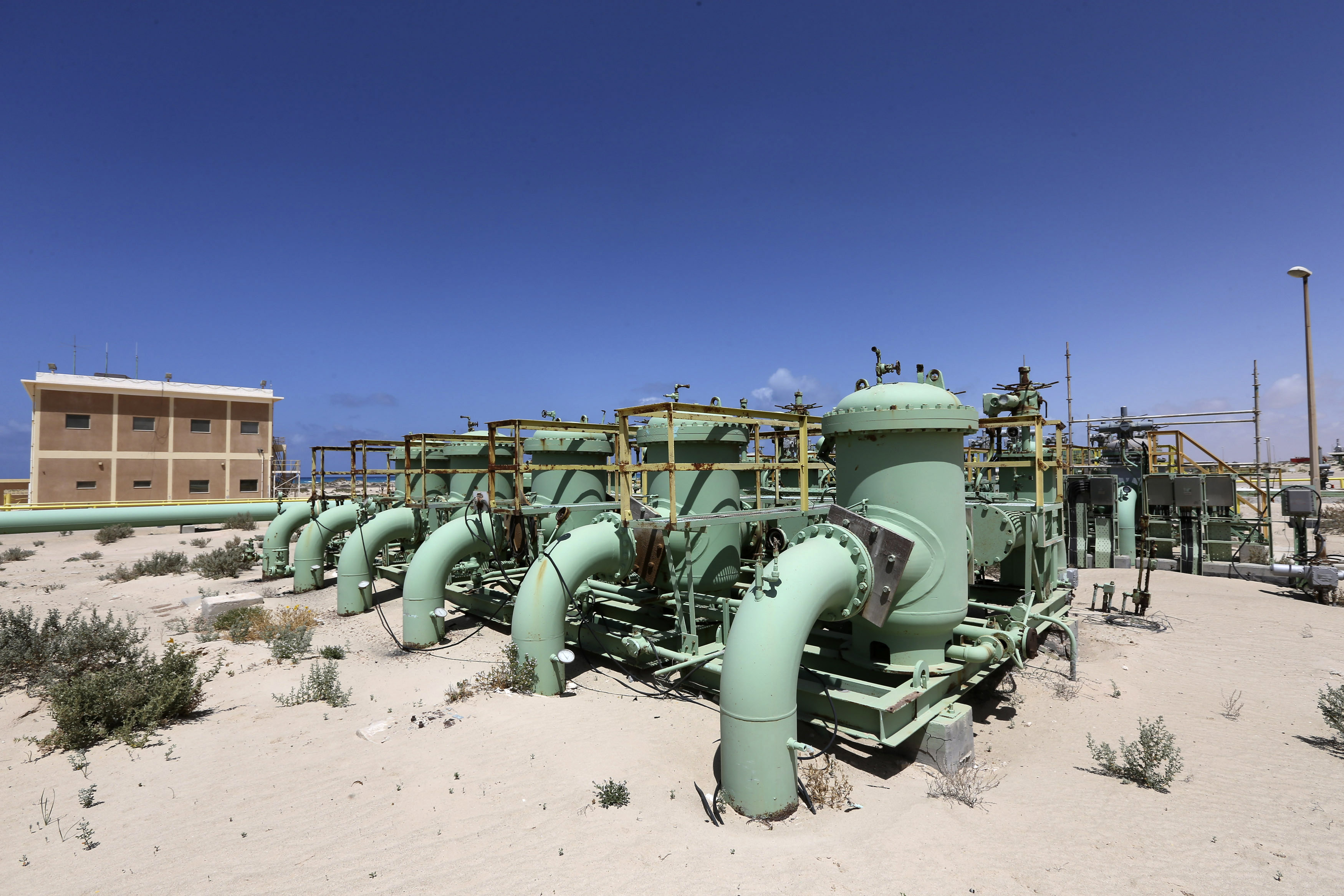 Precios del barril de petróleo caen por potencial retorno de producción de Libia