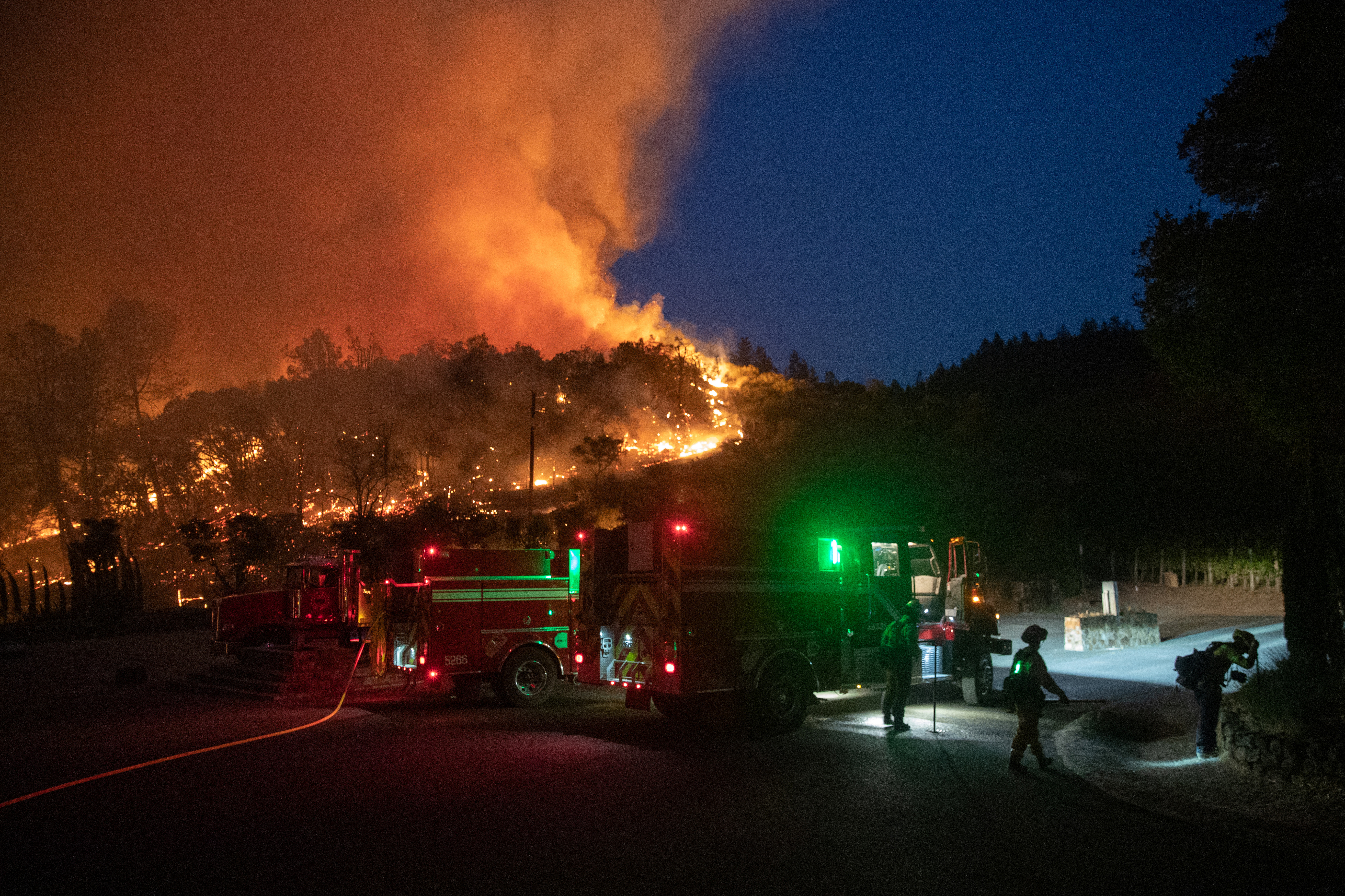 Incendio en California obliga a evacuar hospital y cientos de hogares en zona vinícola (FOTOS)