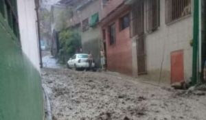 Al menos 50 viviendas fueron afectadas tras deslizamientos y lluvias en Guarenas (Video)