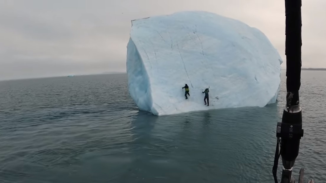 VIRAL: Exploradores se “encaramaron” sobre un iceberg en el océano… y éste se les volcó encima (VIDEO)