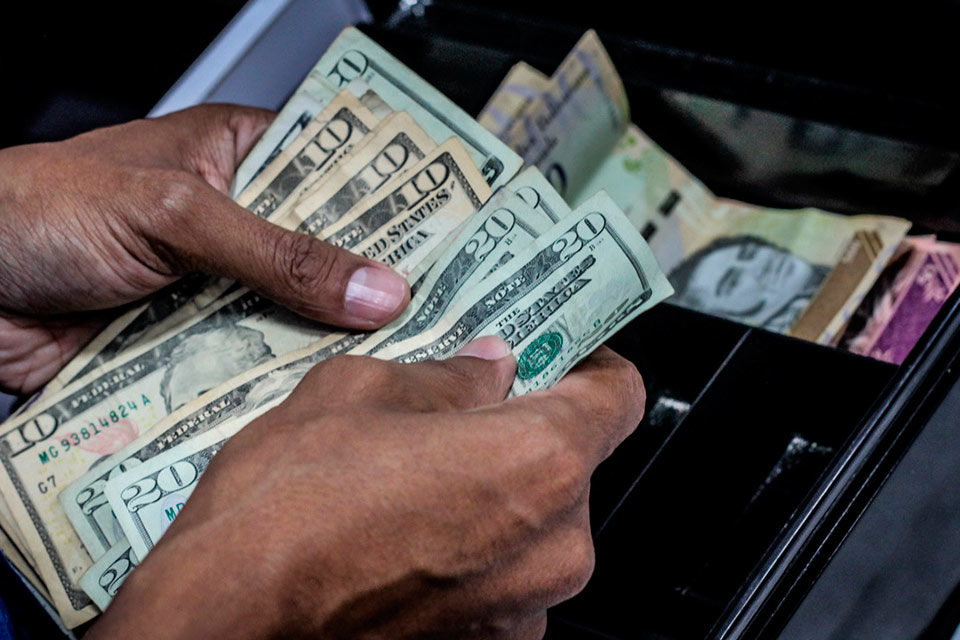 Mayor uso de divisas para operaciones diarias dispara los robos y otros delitos en Venezuela