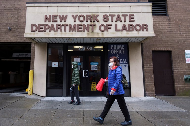 Las solicitudes semanales de subsidio por desempleo en EEUU bajaron a 473 mil