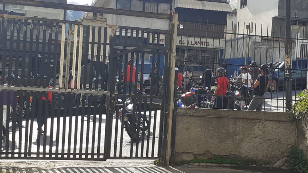 En El Llanito, motorizados amotinados trancan avenida para exigir gasolina #11Sep (Fotos)