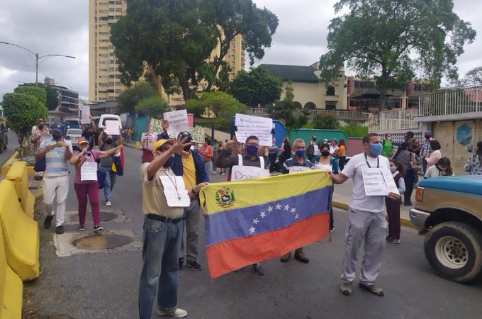 Docentes protestan con pancartazo en Los Teques… exigen salarios justos  #24sep