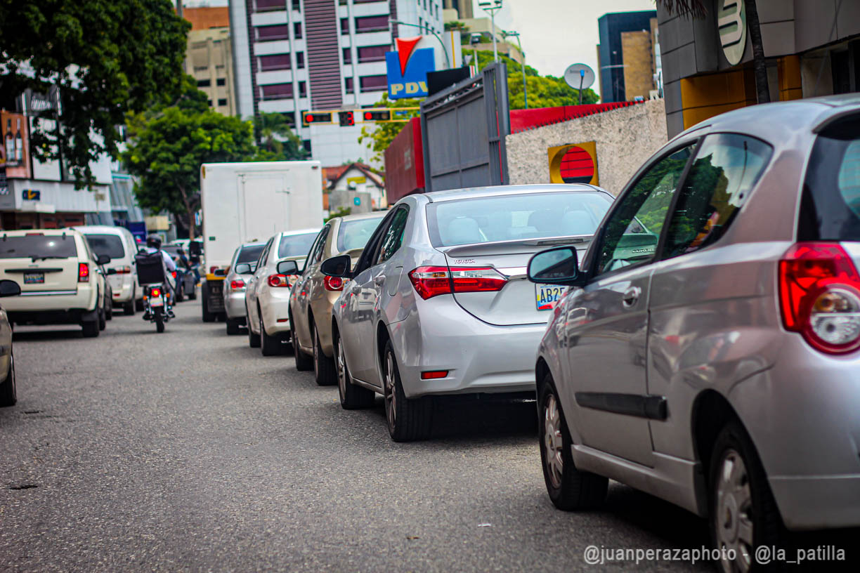 Colas infinitas protagonizan la trágica búsqueda de combustible en Venezuela (Videos)