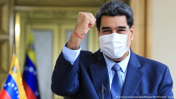 Maduro, el “constitucionalista”, redactó él solito la ley antibloqueo pero tuvieron que corregírsela