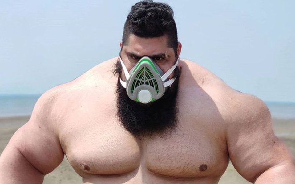 El impactante video del “Hulk iraní” mientras dobla sartenes antes de “aplastar” a su próximo rival (Video)