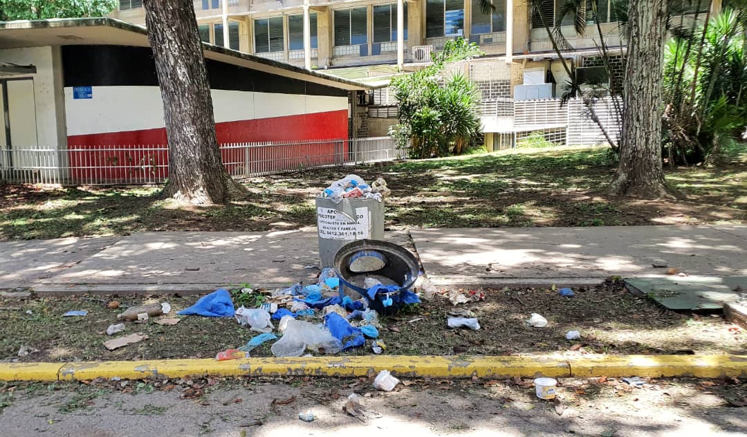 ¿Cómo combatir la crisis sanitaria con estas condiciones? Hospital de la UCV “ahogado” de basura (FOTOS)