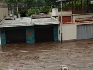 Aragüeños abandonaron la planta baja de sus viviendas anegadas por el río El Límón (Video)