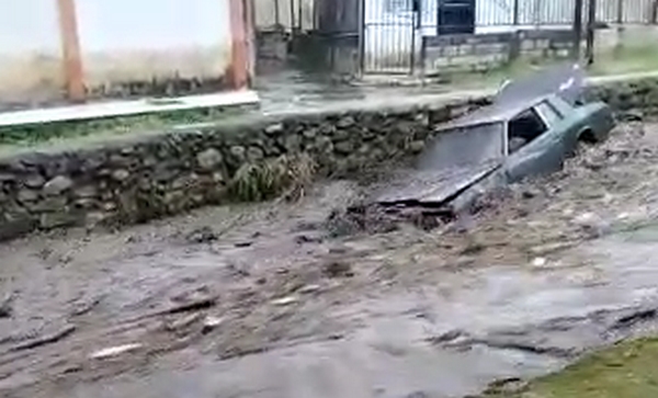 Furia del deslave del río El Limón: Carros y escombros arrastrados por la fuerza de la naturaleza (VIDEO)