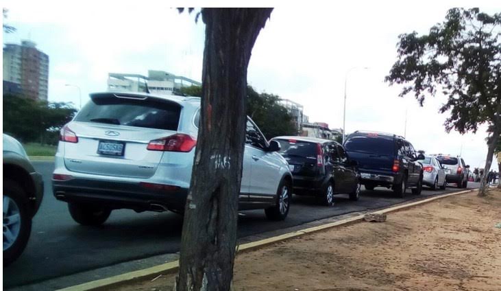 En Bolívar: Tres días de venta de gasolina es insuficiente y aumenta las colas