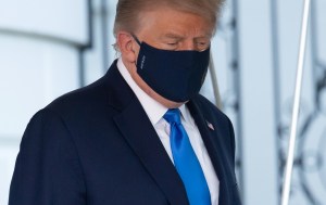 En FOTOS: Trump salió de la Casa Blanca caminando con mascarilla para ir al hospital Walter Reed