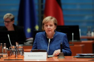 Merkel dice que su objetivo es levantar restricciones, aunque no da fecha